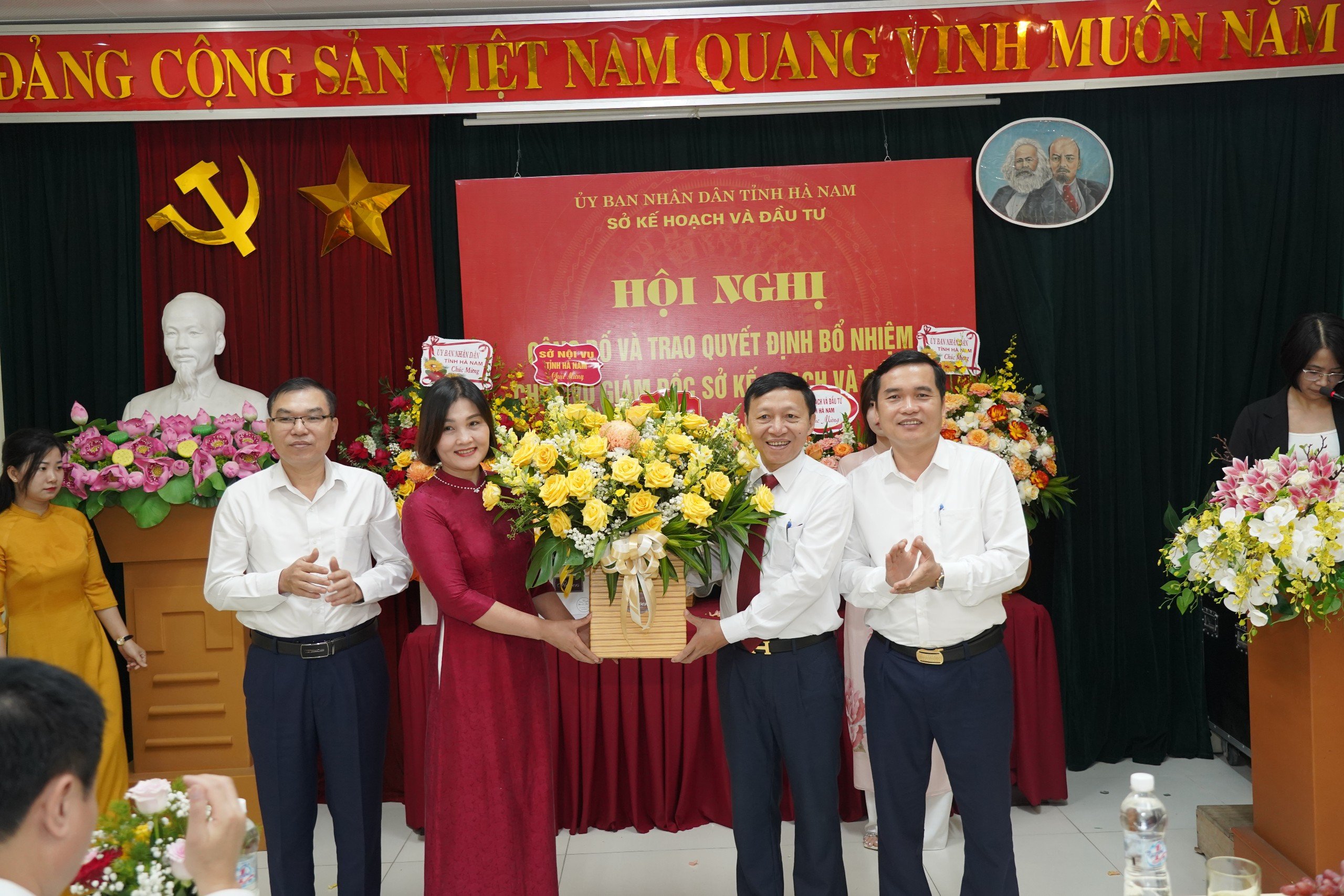 ub tặng hoa.jpg